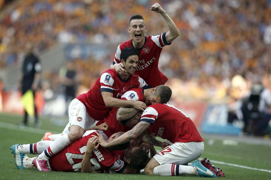Koscielny sopra il mucchio dei giocatori dell&#39;Arsenal che festeggiano il gol di Ramsey. Afp